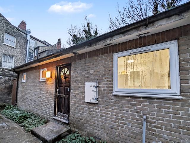 House for rent in Charlton, Greater London