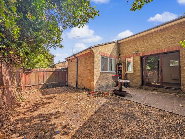 House for rent in Charlton, Greater London