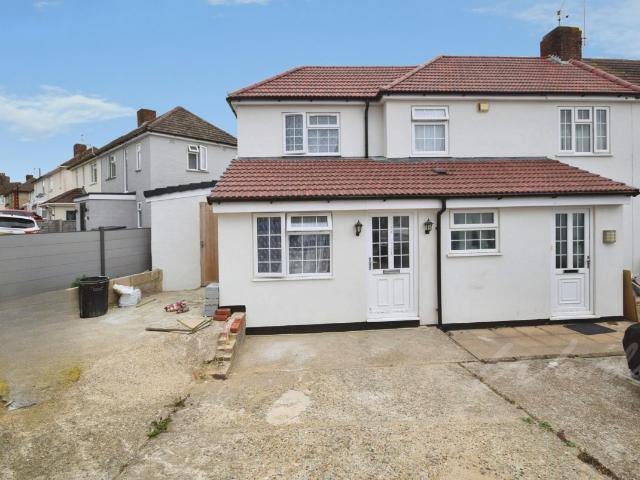 Studio for rent in Strood