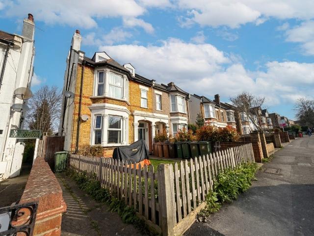 Apartment for rent in London Borough of Sutton, Greater London