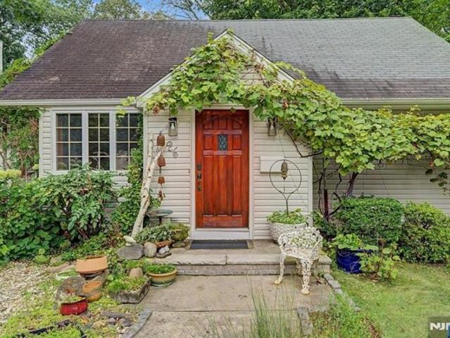 House for sale in Bergenfield, New Jersey