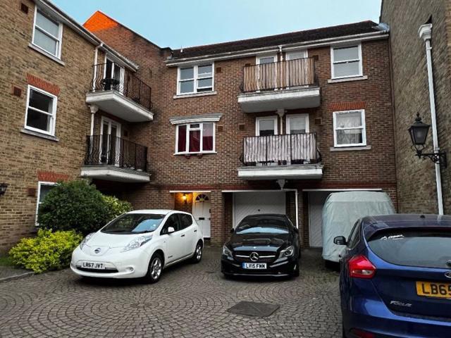 Apartment for rent in North Sheen, Greater London