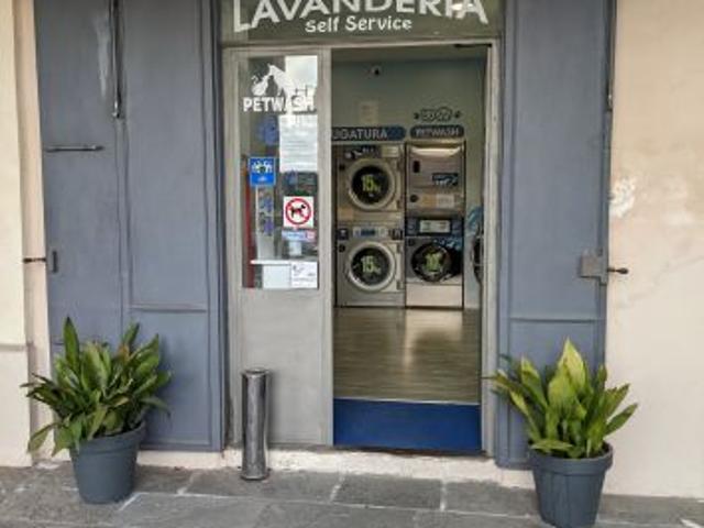 Locale Commerciale in vendita a Cava Manara, Lombardia