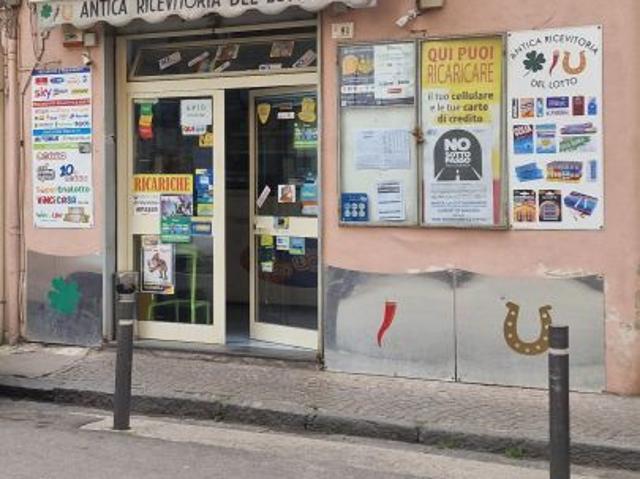 Locale Commerciale in vendita a Castellammare Di Stabia, Campania