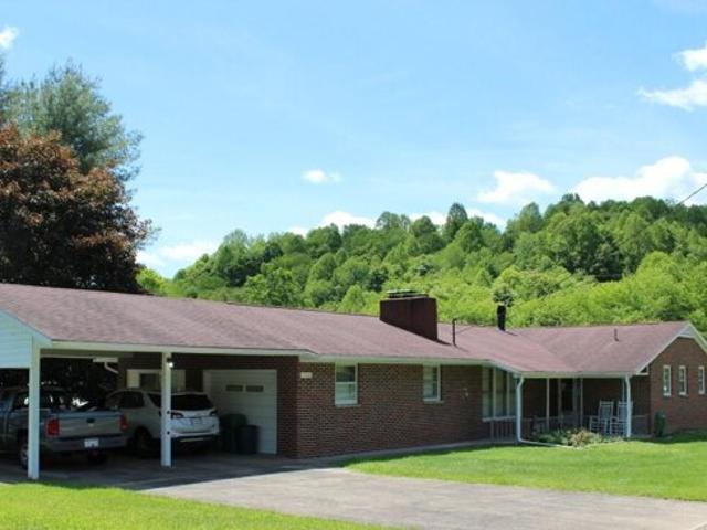 House for sale in Summersville