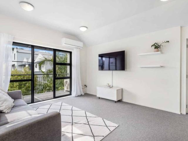 Apartment for rent in Paremoremo, Oroua County