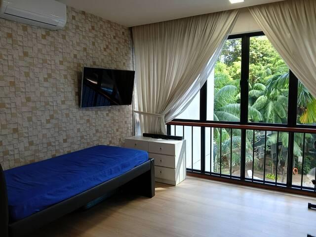 Room for rent in Aljunied, Singapore