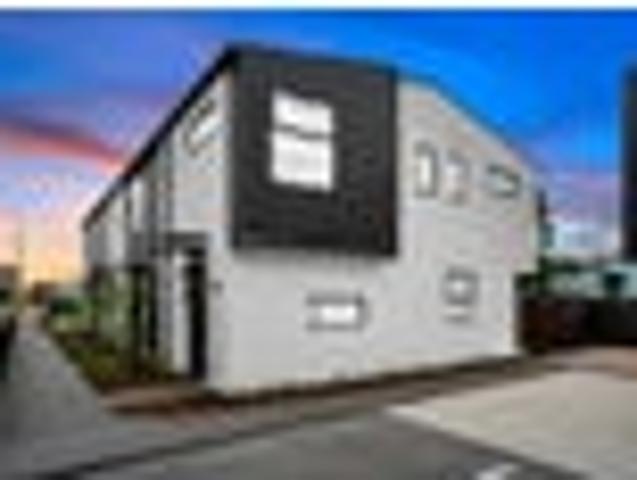 Townhouse for sale in Chaslands, Canterbury