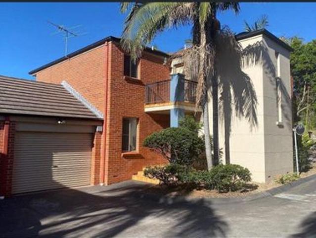 Townhouse for rent in Wollongong West, New South Wales