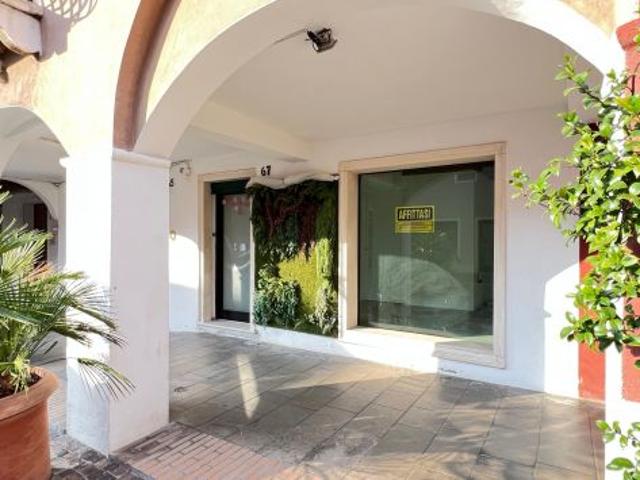 Locale Commerciale in affitto a Mestre-Carpenedo, Venezia