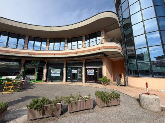 Locale Commerciale in affitto a Aprilia, Latina