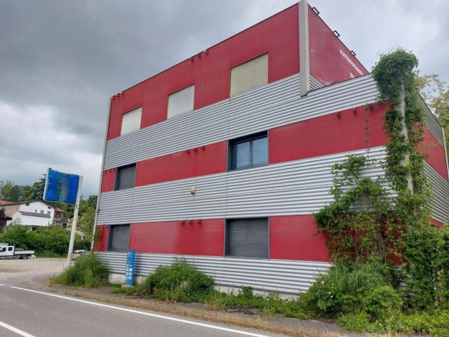 Locale Commerciale in vendita a Alta Val Tidone, Caminata