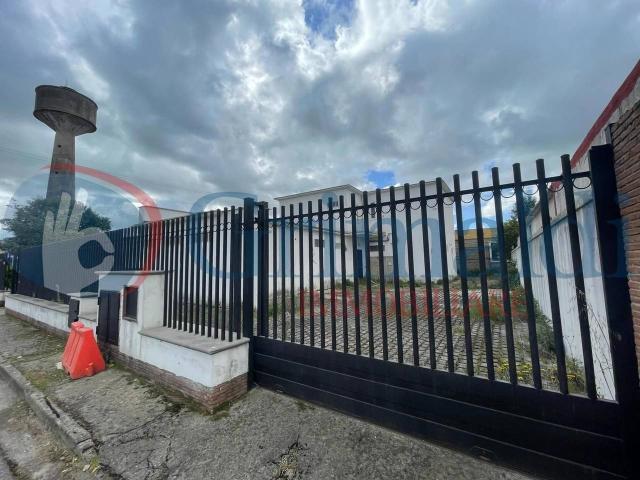 Locale Commerciale in vendita a Cancello Ed Arnone, Campania