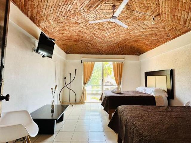 CASA con 2000 m2 de superficie de terreno, 18 recámaras en venta en Tequisquiapan Centro