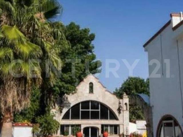 CASA con 2000 m2 de superficie de terreno, 18 recámaras en venta en Tequisquiapan Centro