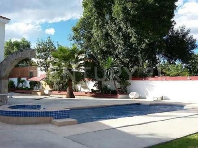 CASA con 2000 m2 de superficie de terreno, 18 recámaras en venta en Tequisquiapan Centro