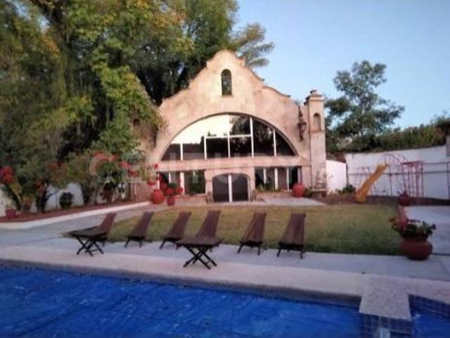 CASA con 2000 m2 de superficie de terreno, 18 recámaras en venta en Tequisquiapan Centro