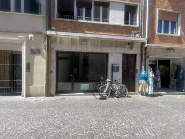 Locale Commerciale in affitto a Centro storico, Marche