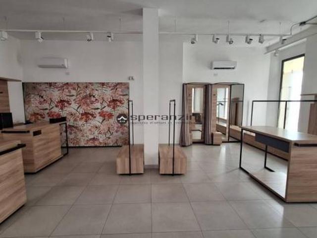 Locale Commerciale in affitto a Centro storico, Marche