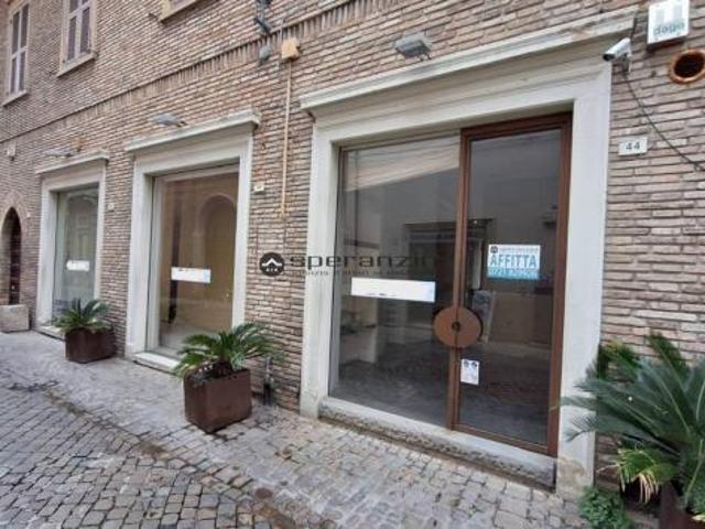 Locale Commerciale in affitto a Centro storico, Marche