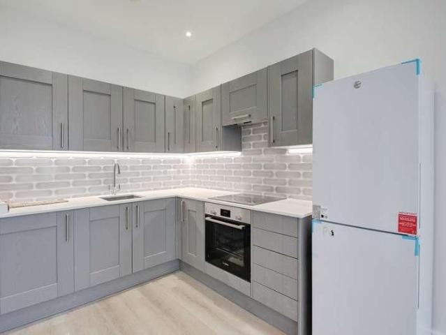 Apartment for rent in Row Town, Surrey