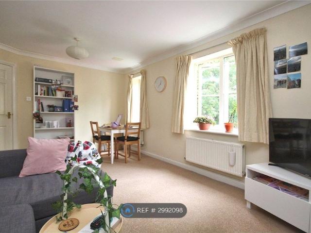 Apartment for rent in Horsell, Woking