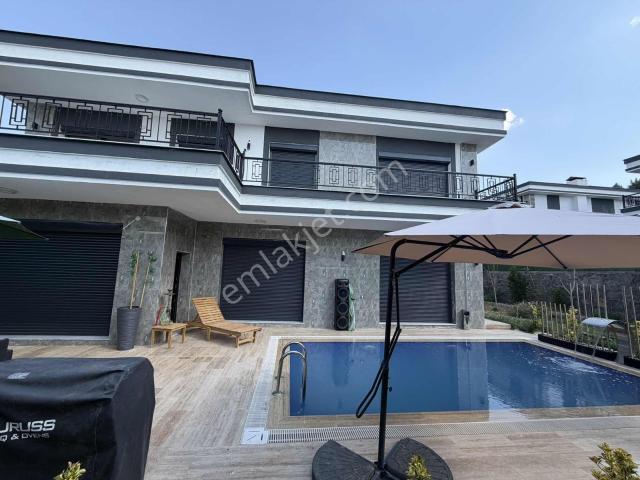 Kardeşler, Sur içerisinde satılık Villa