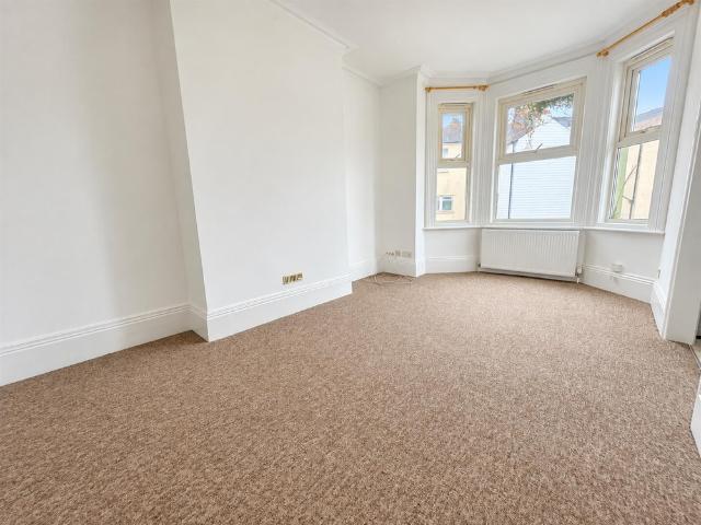 Apartment for rent in Roselands, Eastbourne