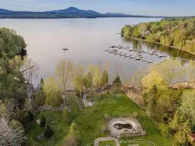 House for sale in Magog