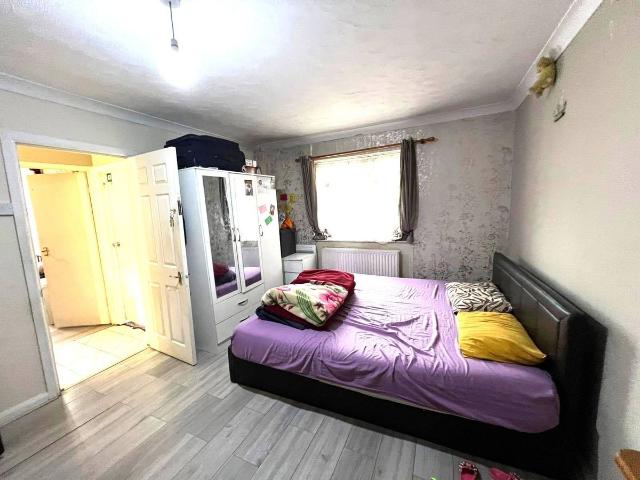 Apartment for rent in Marks Gate, Greater London