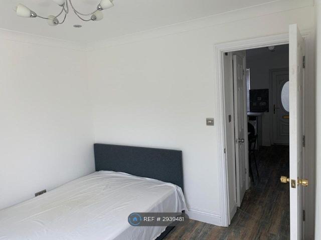 Room for rent in Marks Gate, Greater London