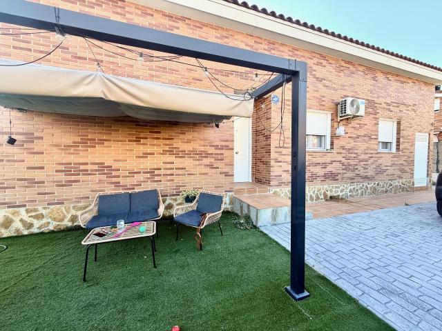 Chalet en venta en El Chaparral, Pioz