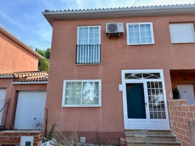 Villa en venta en Almoguera