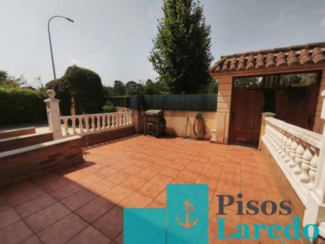 Chalet en venta en Laredo