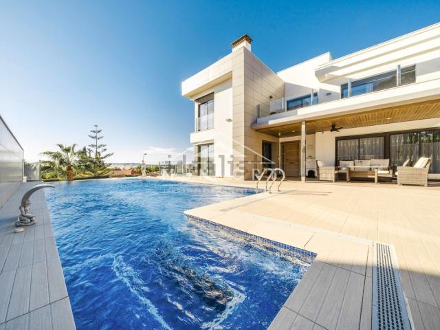 Casa en venta en La Rosaleda, Torrevieja