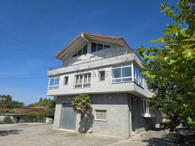 Casa en venta en Amoeiro, Ourense