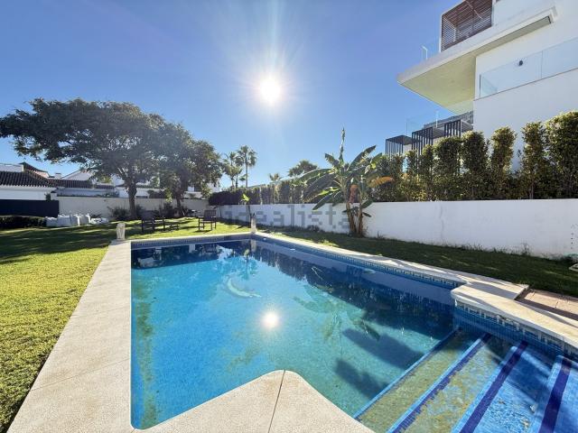 Casa en alquiler en Atalaya, Costa del Sol Occidental