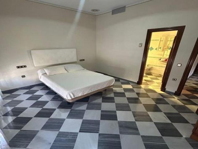 Casa en venta en Utrera, Andalucía