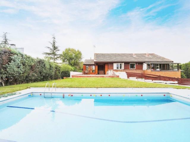 Villa en venta en Madrid, Santo Domingo