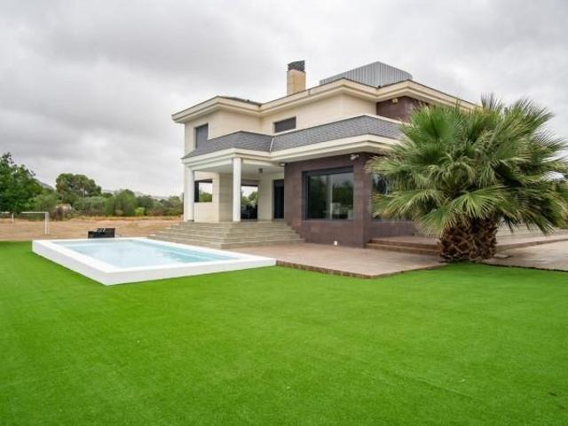 Villa en alquiler en Elda