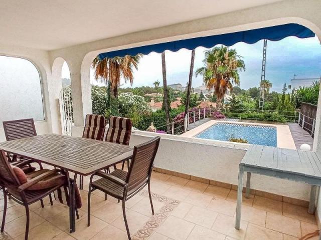 Villa en alquiler en La Nucia, Urbanización Entrepinos