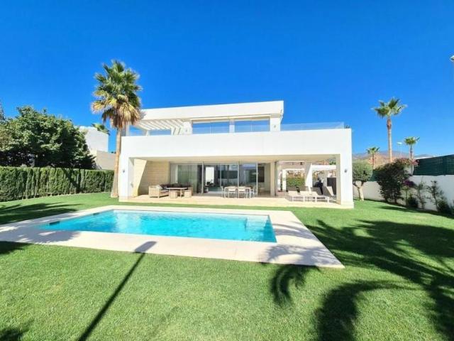 Villa en alquiler en Marbella, Rio Real