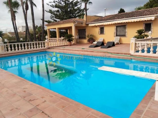 Villa en alquiler en Oliva