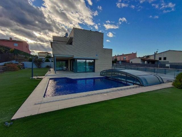 Villa en alquiler en Riudellots De La Selva