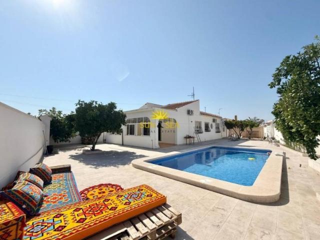 Villa en alquiler en Torrevieja, Urbanización El Chaparral