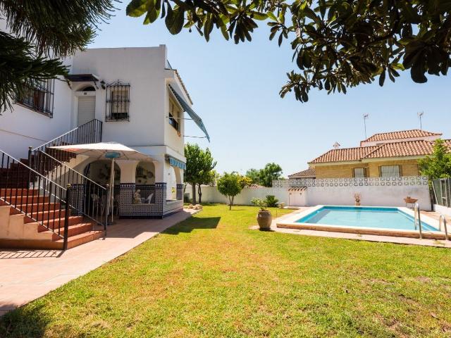 Chalet en venta en Peralta, Tomares