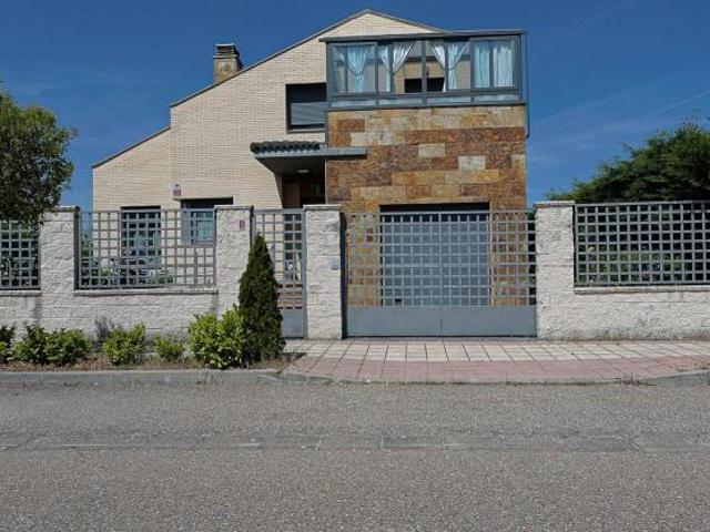 Villa en venta en Aldeamayor De San Martín, Urbanización el Soto
