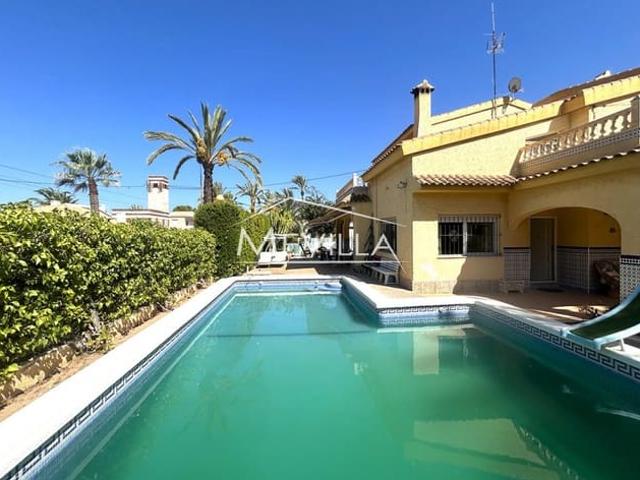 Chalet en venta en Urbanización La Zenia II, el Baix Segura / La Vega Baja