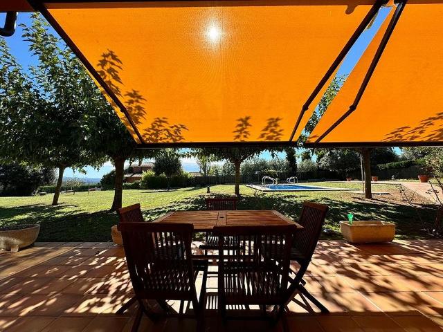 Villa en venta en Bescanó