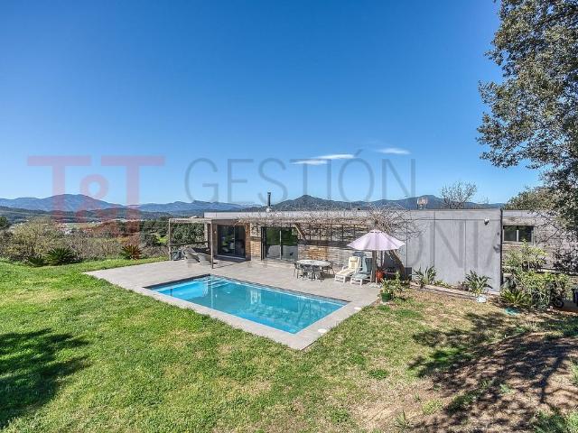 Villa en venta en Bescanó